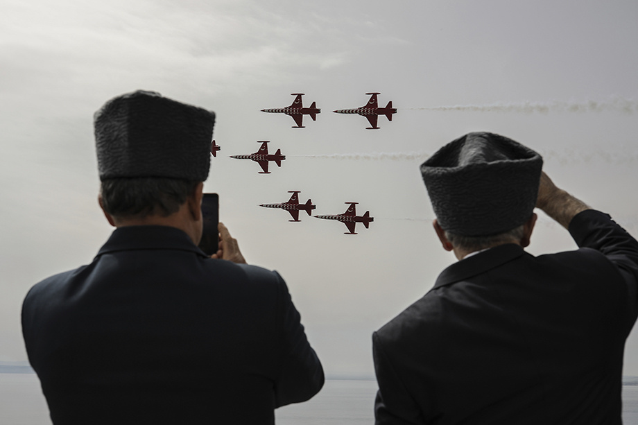 Турция наращивает военный потенциал армии и наполняет её современным вооружением. | Фото: Emrah Gurel/AP/TASS