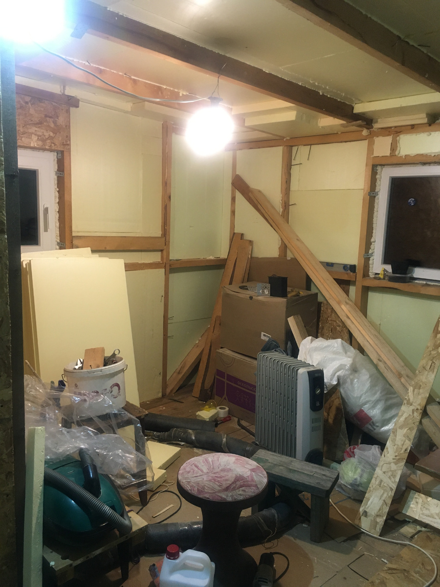 в коробках уже купленые унитаз, биде и поддон для душа