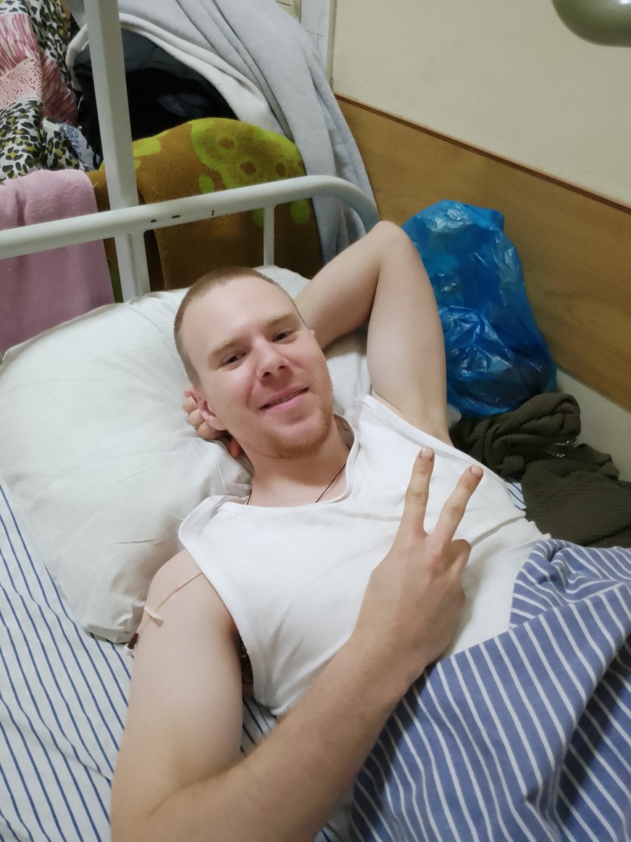 В госпитале лежал в коридоре. 