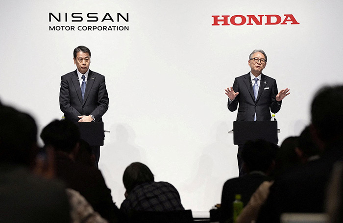    Глава Nissan Motor Макото Утида и глава Honda Motor Тосихиро Мибе на совместной пресс-конференции. 2024 год. Kyodo/Reuters