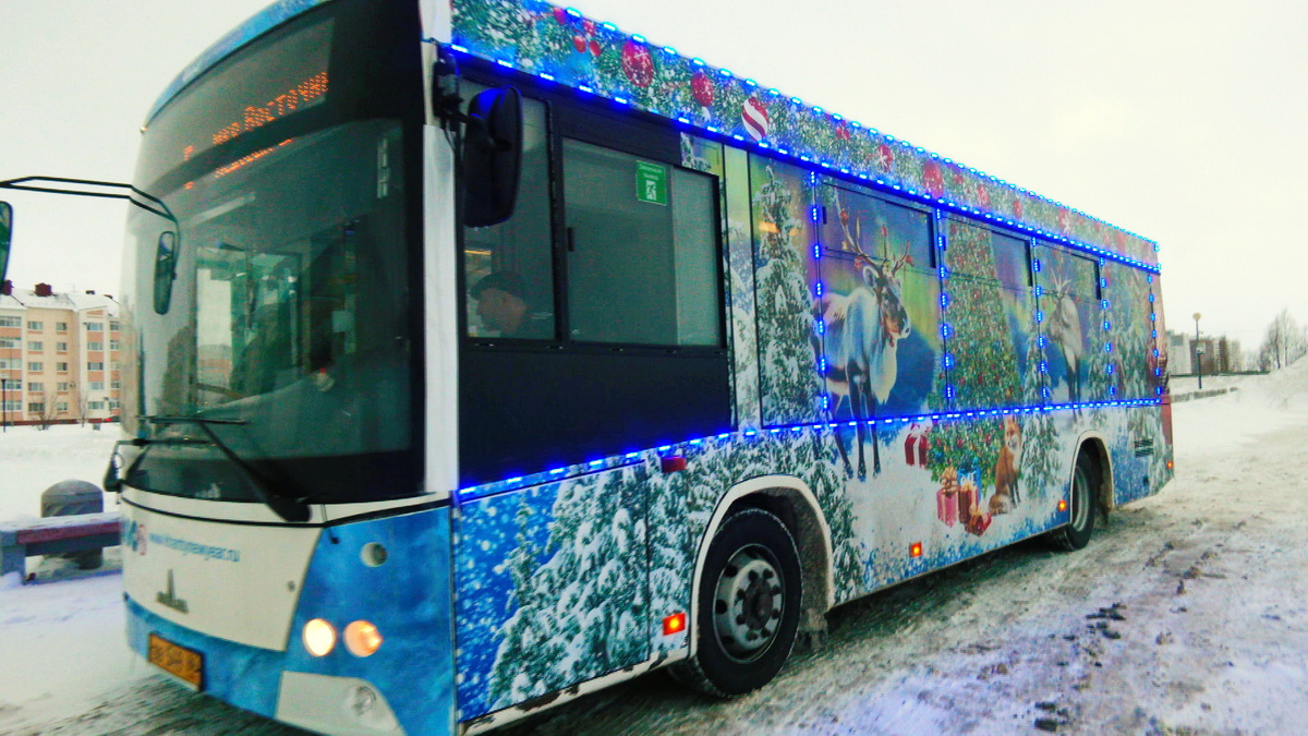    По Ханты-Мансийску курсируют новогодние автобусы