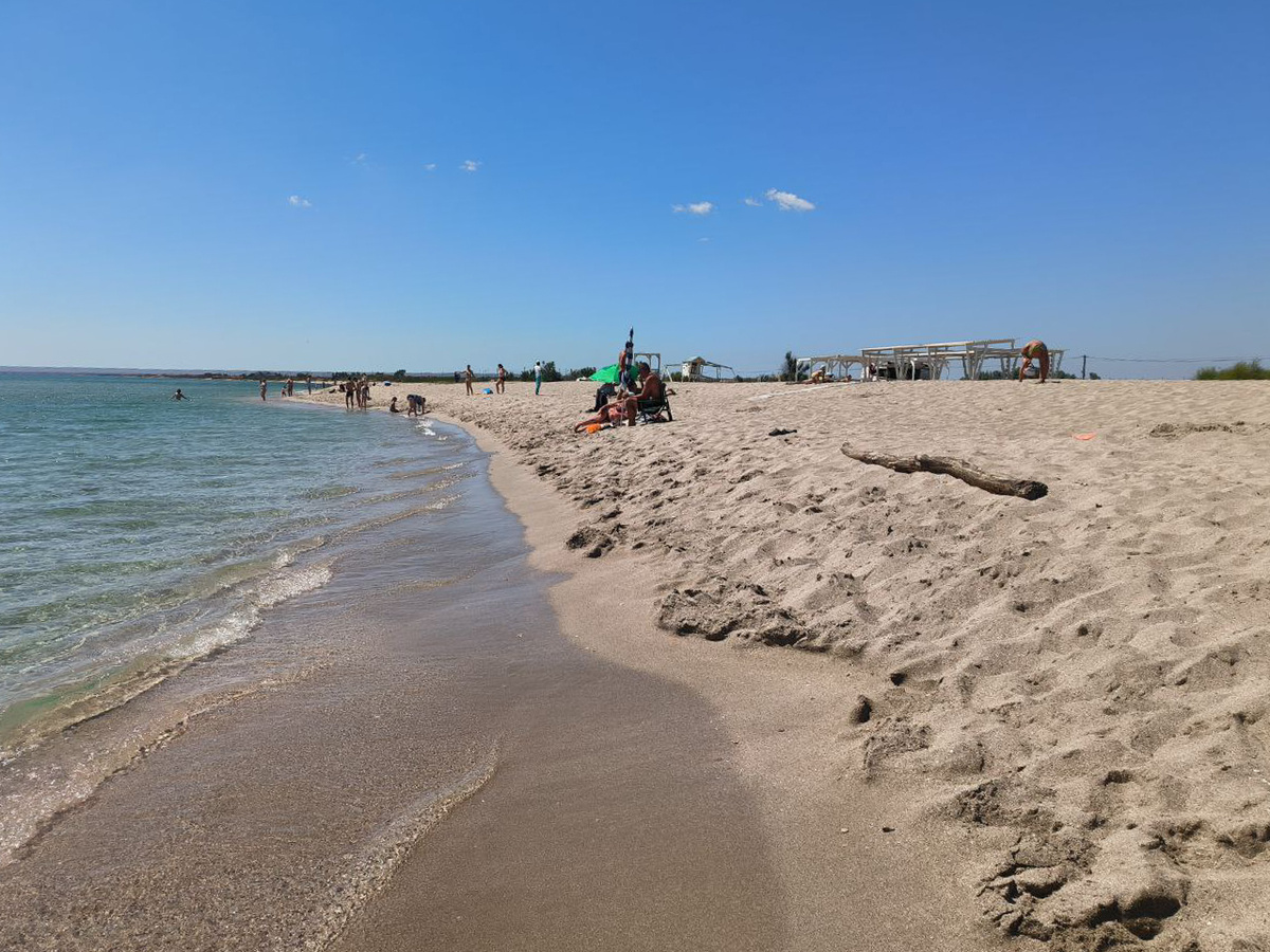 Пляж удалось отчистить благодаря волонтерам.  Фото: Фото: ФедералПресс / Анна Брачева