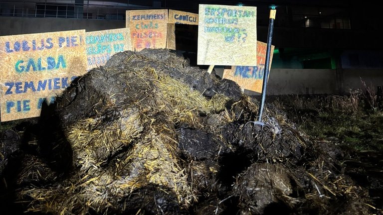 Эверест из навоза перед входом в Министерство сельского хозяйства Латвии