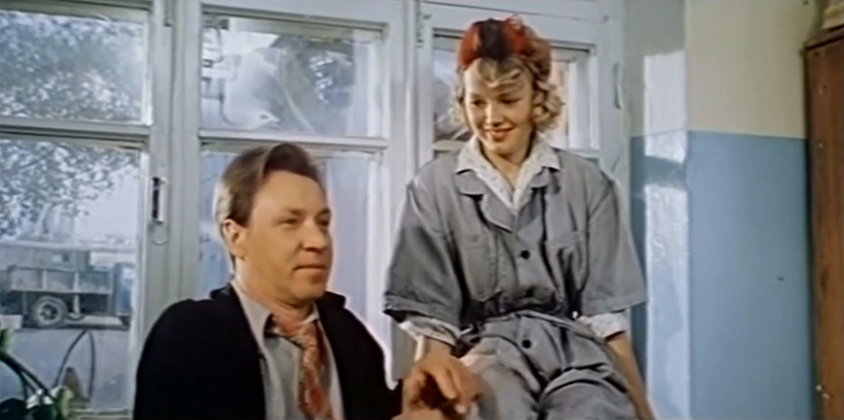 Кадр из фильма "Сошедшие с небес" (1986). Василий Кузьмич - Николай Иванов, Нюся - Елена Попова