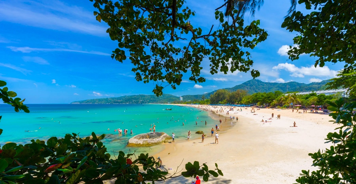 Белый песок Карона и голубая вода: что еще нужно для идеального отдыха в Таиланде?