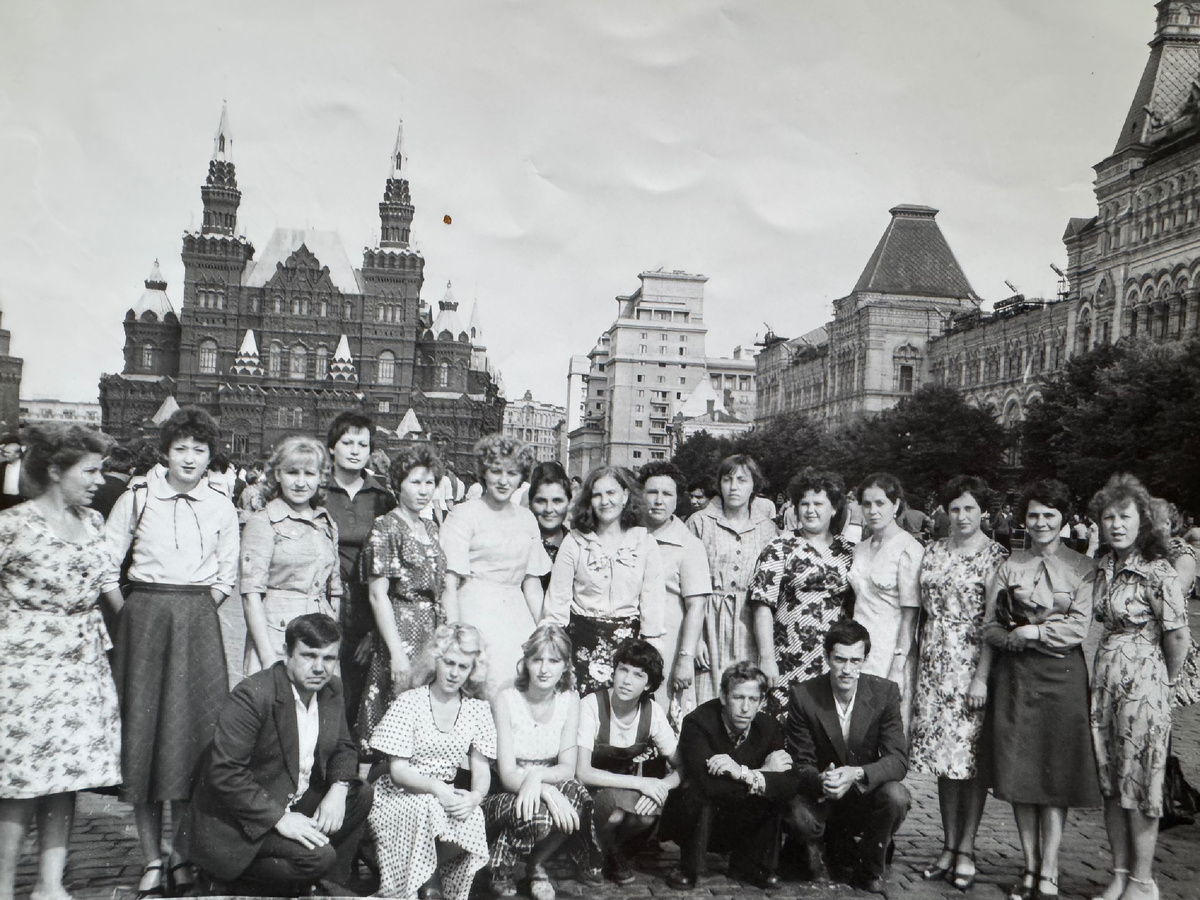 1981 год. Железногорцы на экскурсии в Москве. Женщины в ситце, мужчины даже в жару в пиджаках 