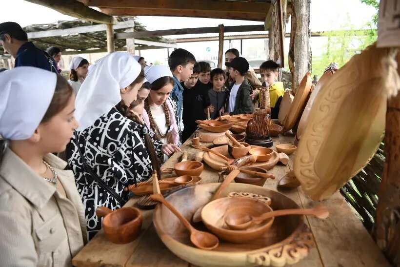     Дети в архитектурно-этнографическом музее под открытым небом "Шира-Юрт" в Чечне. © РИА Новости. Екатерина Чеснокова