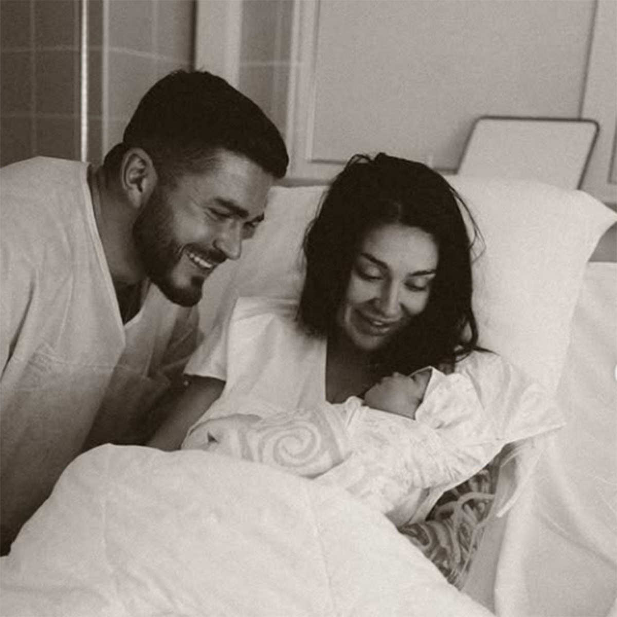 Рома Капаклы и Таня Мусульбес с дочкой Мией. Фото: соцсети Ромы Капаклы