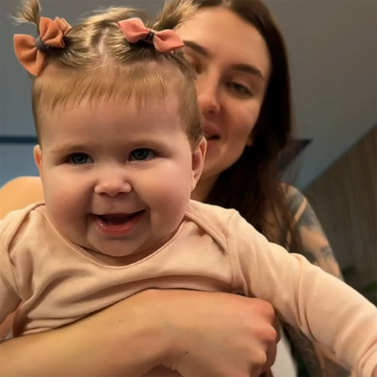 Таня Мусульбес с дочкой Мией. Фото: соцсети Ромы Капаклы