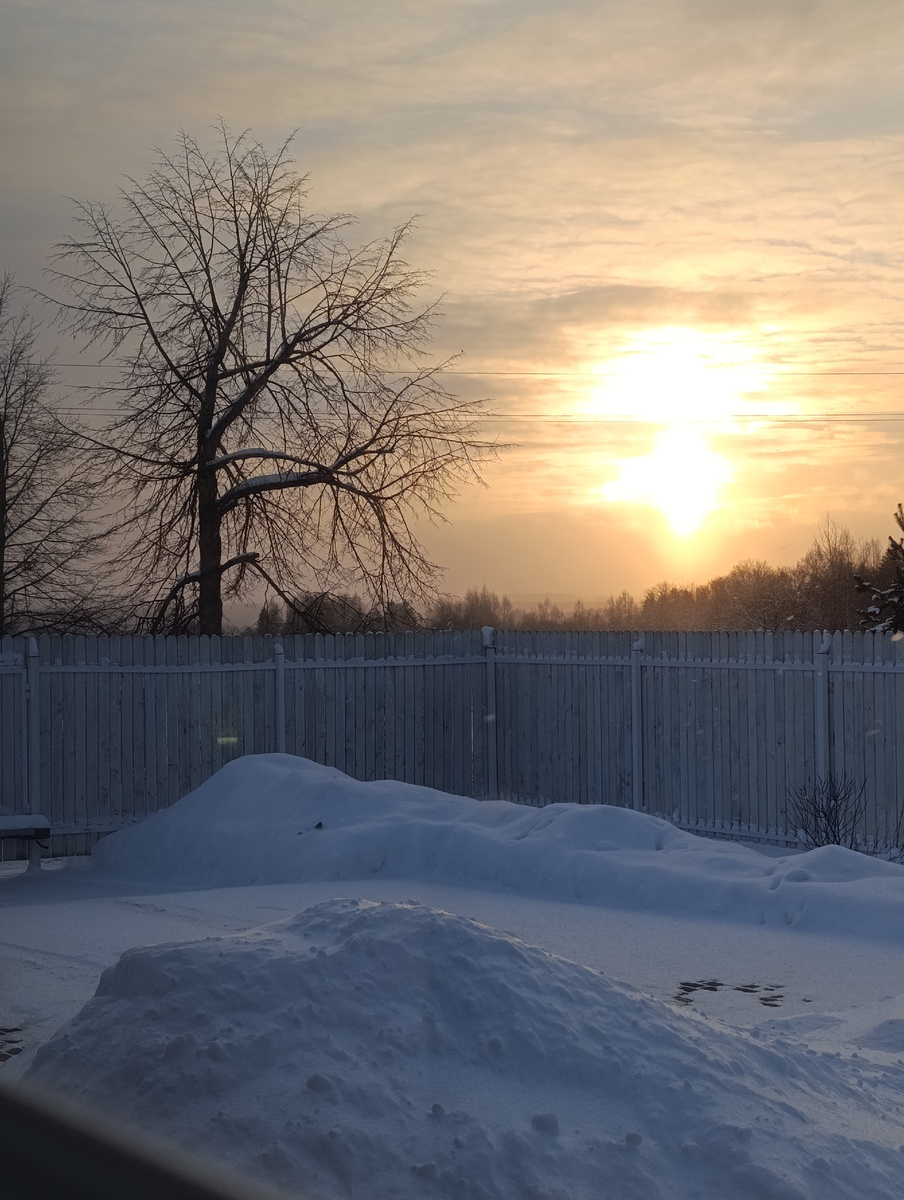 Сугробы уже как в январе, ветер поземку переметает...