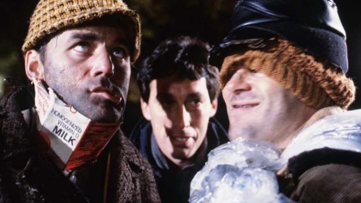 Режиссер Айвен Райтман с Биллом Мюрреем и Дэном Эйкройдом во время съемок удаленной сцены для «Охотников за привидениями», где они играют двух бродяг, идущих по Центральному парку и сталкивающихся с Риком Моранисом, за которым гонится Собака-Ужас.