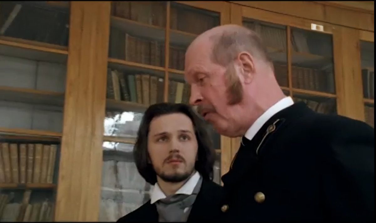 Кадр из фильма "Господа присяжные". Павел Жарков (Роман Ушаков), декан (Александр Юдин II).
