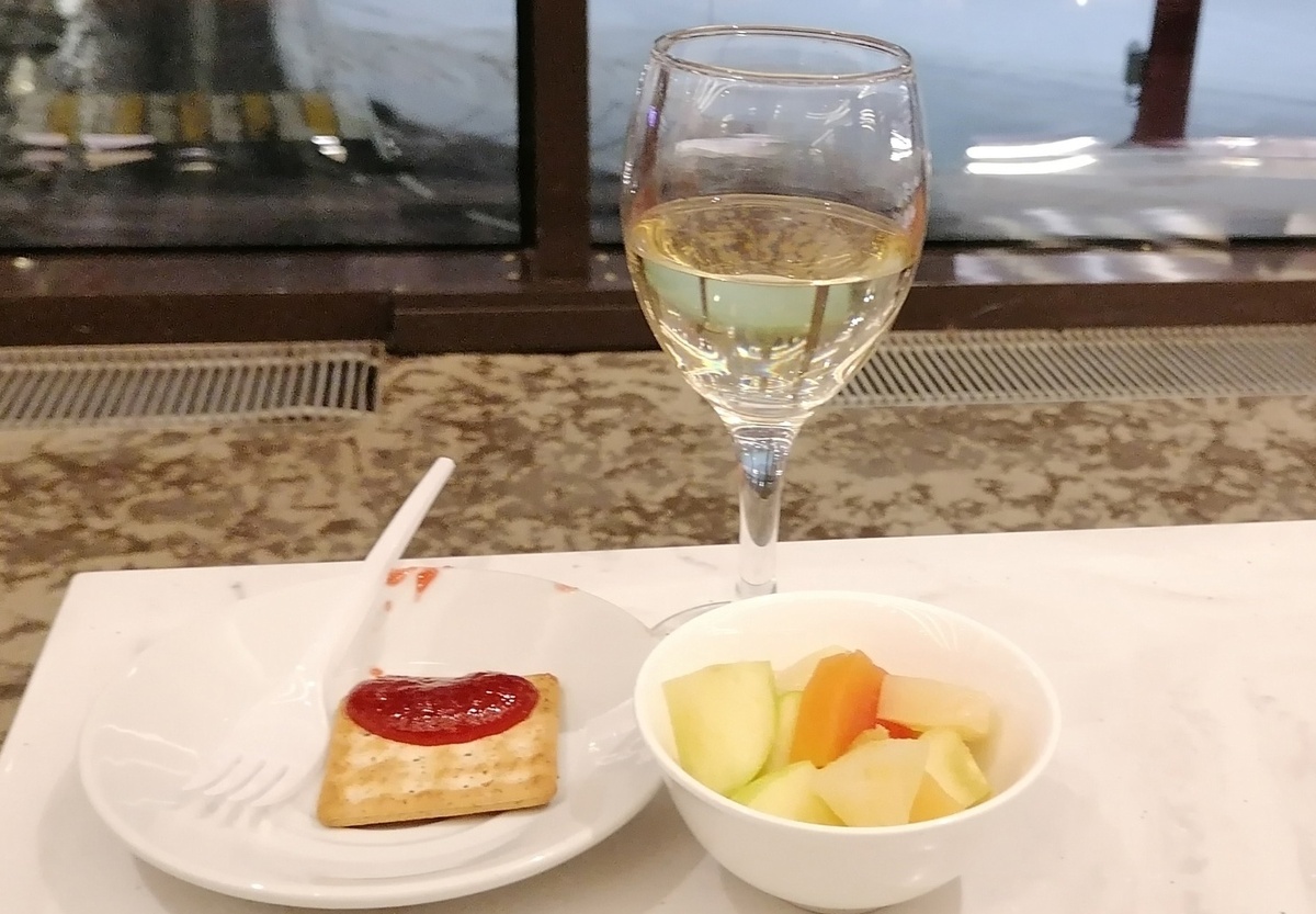 Винишко, фрукты и крекер с джемом. Жирные пирожные не понюхала даже