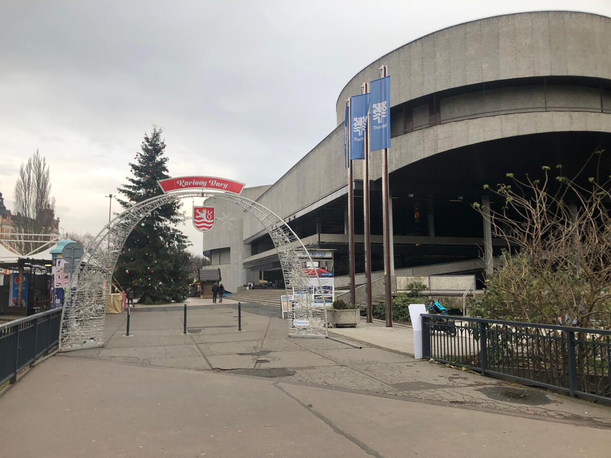 Новоргодняя ёлка перед отелем Термал.