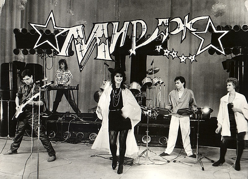 Литягин - с гитарой, Жуков - за клавишными, Разина, Солопов - ударные, Гулькина