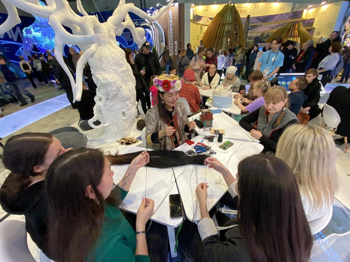 Народный мастер Осипова Екатерина (УОЦХНП) проводит МК по созданию браслета из конского волоса. 