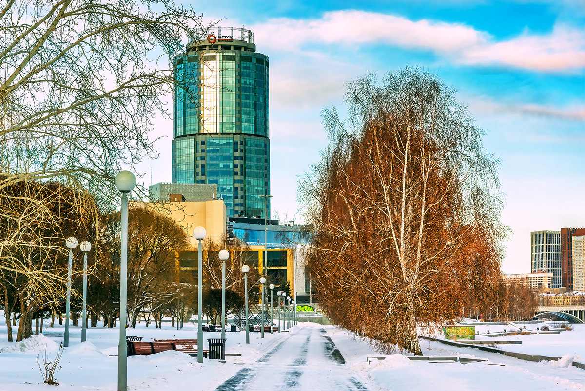 Еще один важный аспект - выбор высоты для съемки. Высота обзора может значительно влиять на композицию фотографии городского пейзажа. Снимая с низкой высоты, можно подчеркнуть перспективу улиц или зданий, что добавит глубину к изображению. С другой стороны, высокий ракурс открывает новый взгляд на город, позволяя увидеть его в целом и создать эффект карточки-панорамы.                                       Снимая с низкой высоты, можно подчеркнуть перспективу улиц или зданий, что добавит глубину к изображению.