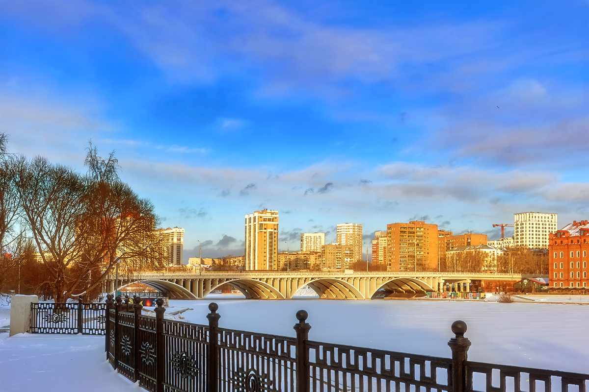 Одной из главных особенностей съемки урбанистических сцен является наличие разнообразия объектов: высотные здания, мосты, улицы, скверы, транспортные коммуникации и многие другие элементы городской инфраструктуры. Это позволяет фотографам выбирать различные ракурсы и композиции для создания уникальных кадров.                                      