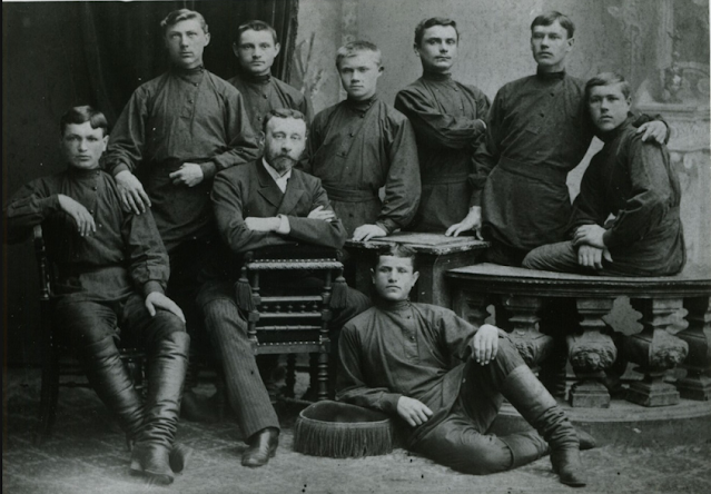 Н.Н. Неплюев с воспитанниками своей школы. Справа за ним стоит Иван Абрамов. 
Фото 1889 г.