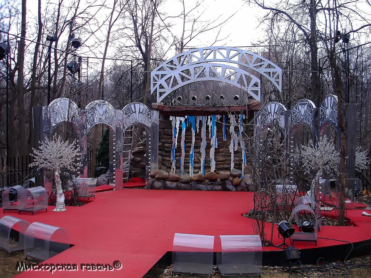 Москва Нескучный сад. Сцена для музыкальных пауз клуба знатоков Что? Где? Когда?