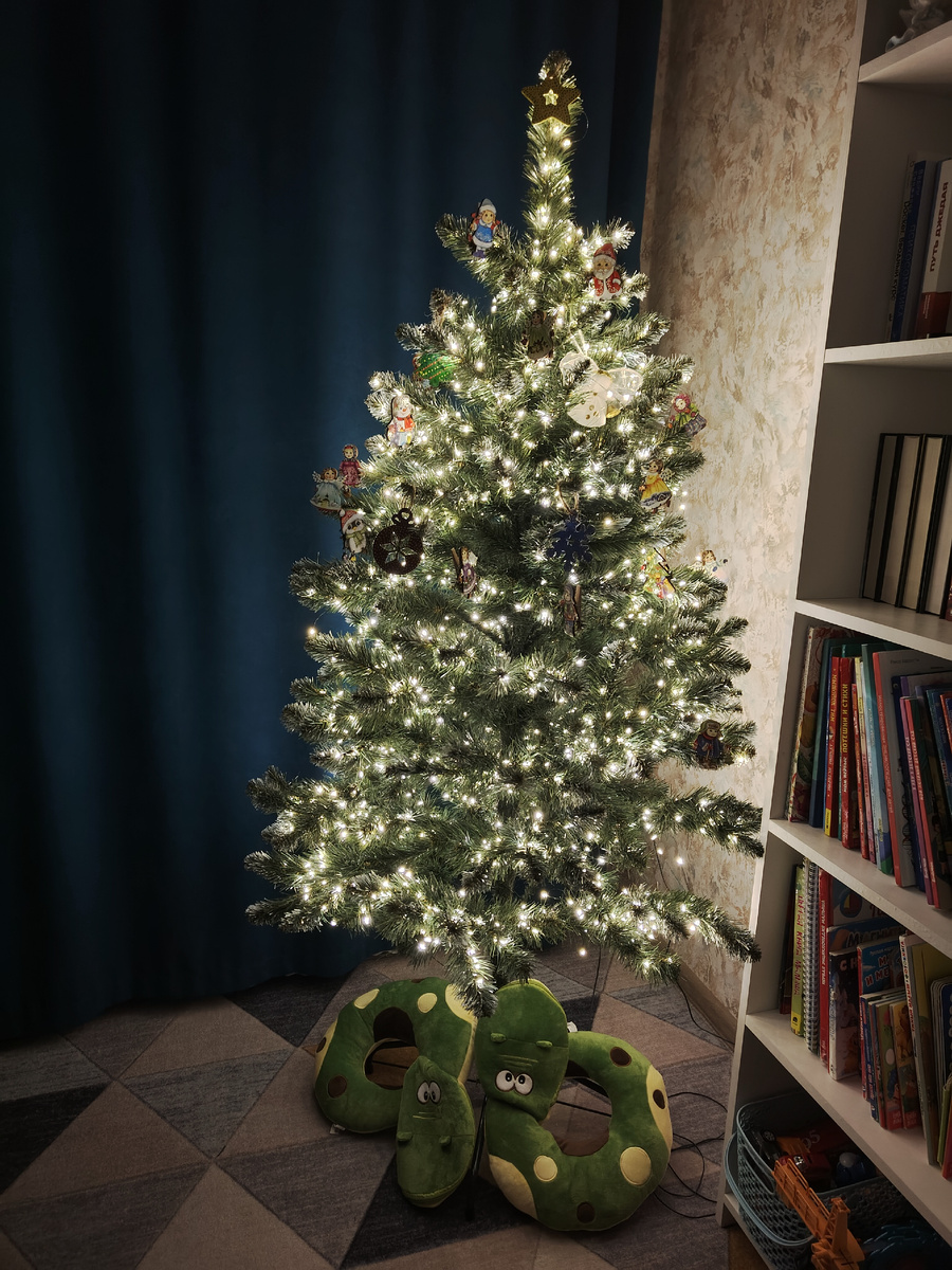 Ёлочка, змейки и игрушки на макушке 