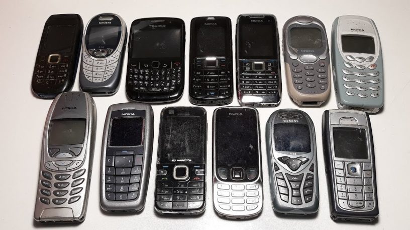 Иллюстративное изображение: старые телефоны.