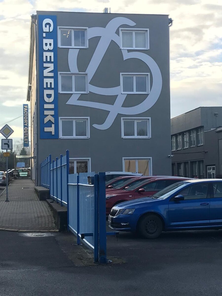 Завод Г. Бенедикт в Карловых Варах. Фотография административного здания. В здании находится заводской Оутлет.