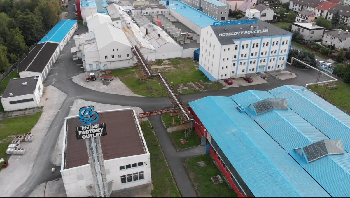 Завод Г. Бенедикт в Карловых Варах. Вид сверху. Стоп кадр из рекламного фильма.