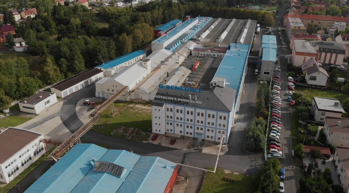 Завод Г. Бенедикт в Карловых Варах. Вид сверху на ул. 1 Мая. Стоп кадр из рекламного фильма.