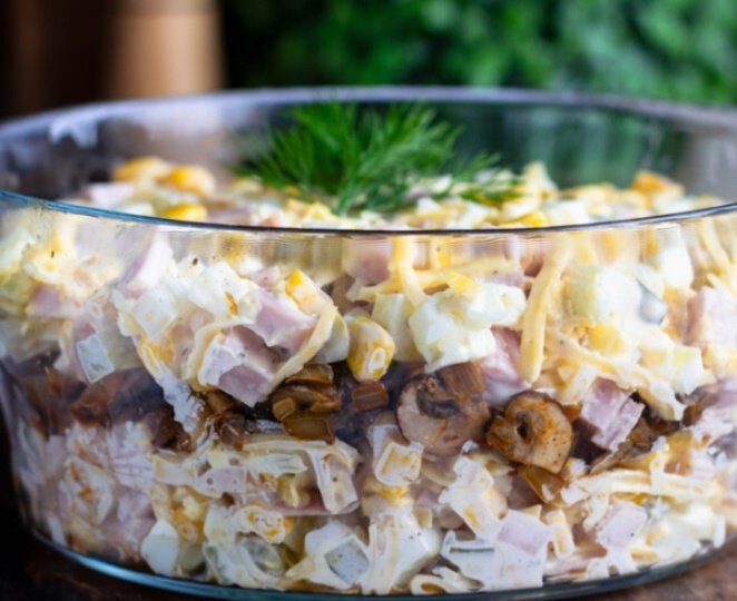 Научили готовить новый салат с грибами - почти слоеный. Удивилась, но дома сказали, что с грибами так и надо поступать: за уши не оттянешь