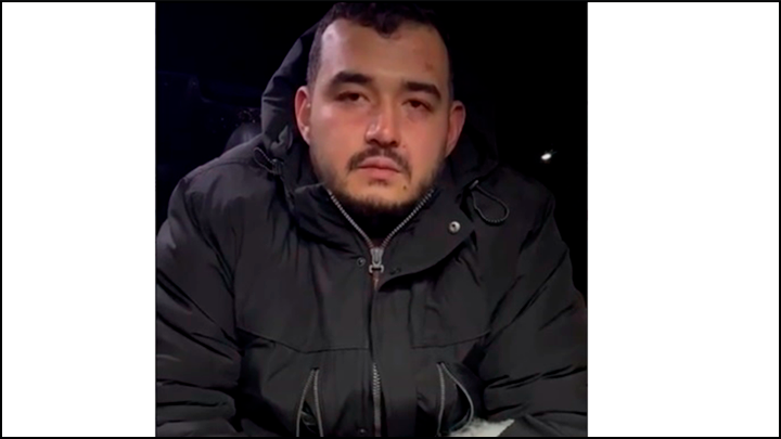    Судя по внешнему виду, "гость" столицы не бедствовал. А вот судя по разорванной куртке, спецназ с ним при задержании явно не церемонился//Стоп-кадр оперативного видео ФСБ