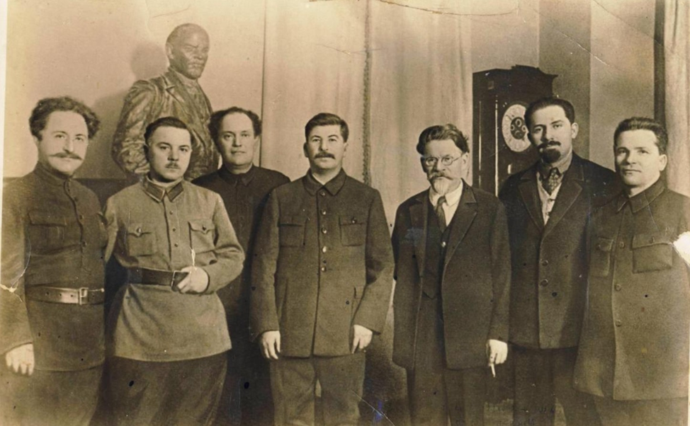 " Товарищ И. В. Сталин в день своего 50-летия среди своих соратников. Слева направо: товарищи Г.К. Орджоникидзе, К. Е. Ворошилов, В. В. Куйбышев, М.И. Калинин, Л. М. Каганович, С. М. Киров. (1929г.)"