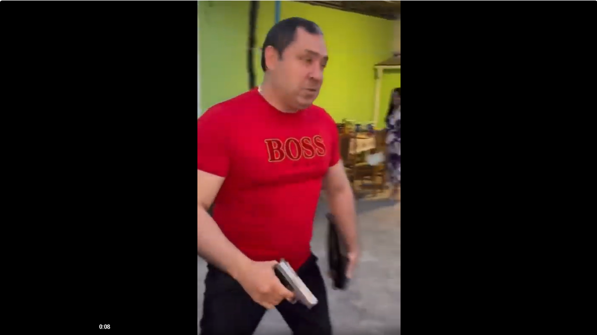 "Дядя Чарли"  где-то во дворе и с пистолетом на ты.