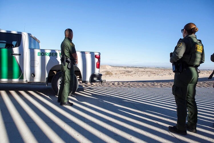 Тысячи вполне себе обеспеченных россиян ринулись в «дыру» в американо-мексиканской границе. Фото: REUTERS