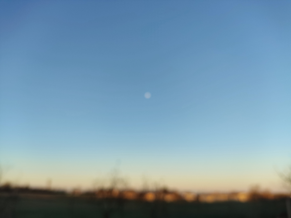 Хотела луну показать на восходе, вот такая лажа получилась... Все равно покажу, другой нету )))