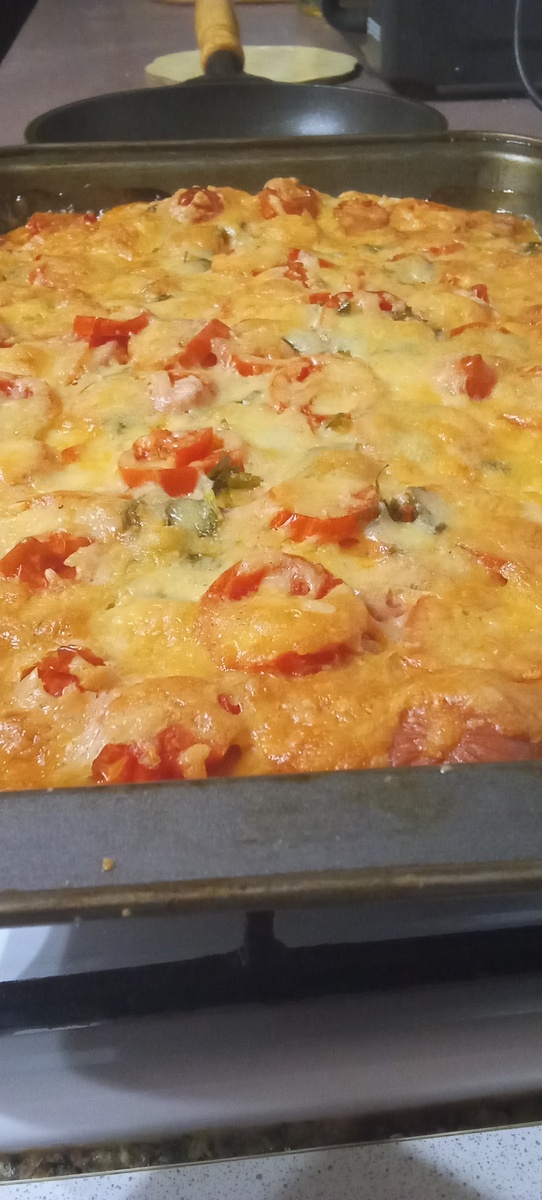 Пицца, выручает всегда, если нет идей что испечь.