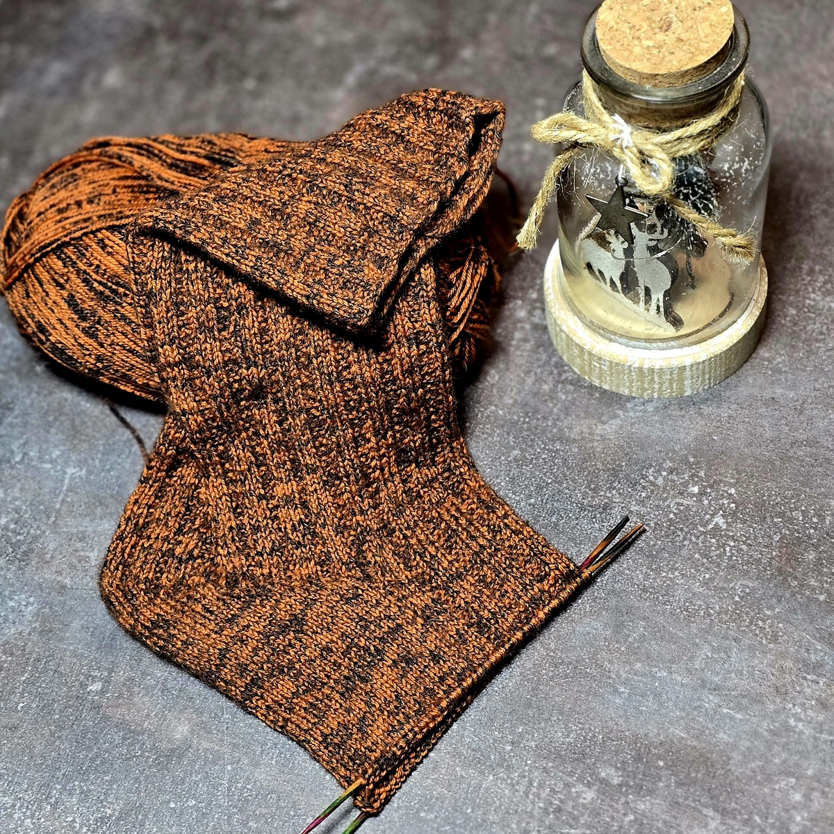 Вяжу мужские носки с очень простым узором. Пятка стронг. Пряжа Astra Sock Exclusive. Наборный край обычный, никакой стянутости