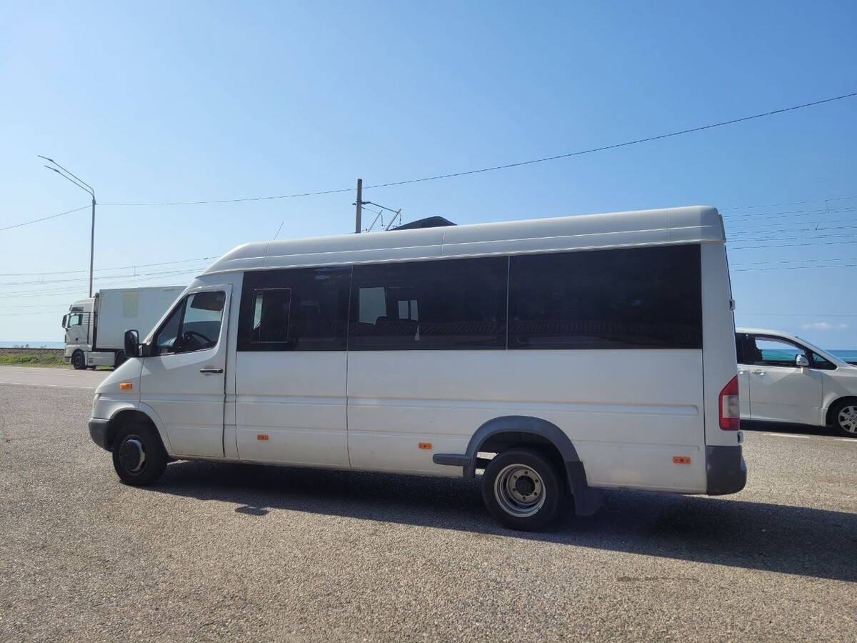 Экскурсия началась на микроавтобусе 