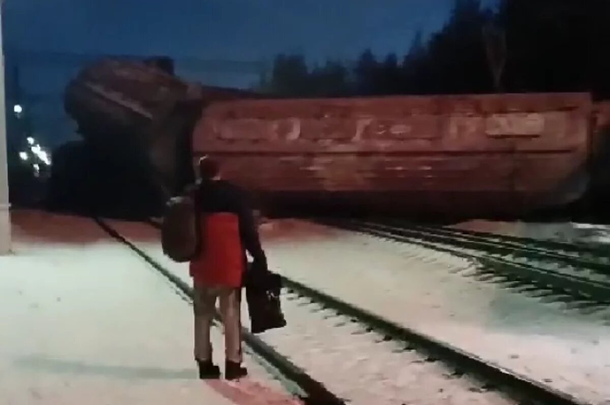    Появились кадры опрокинувшихся вагонов под Мурманском