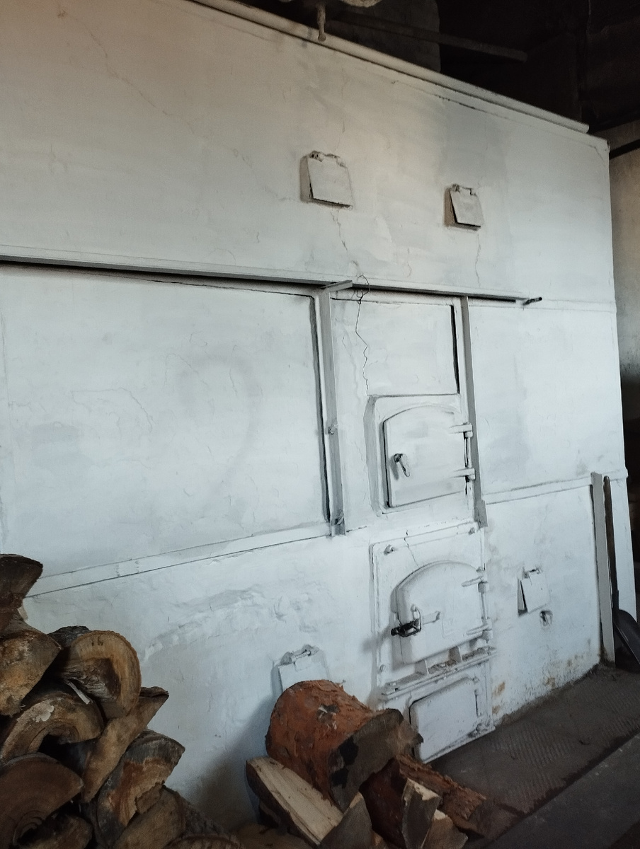 Печь на мотыгинском хлебозаводе. Первый раз видела такую большую печку.