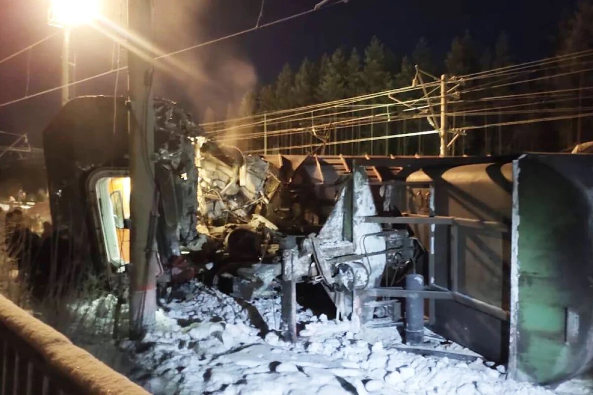    МЧС спасает зажатого внутри поезда «Мурманск — Петербург» человека