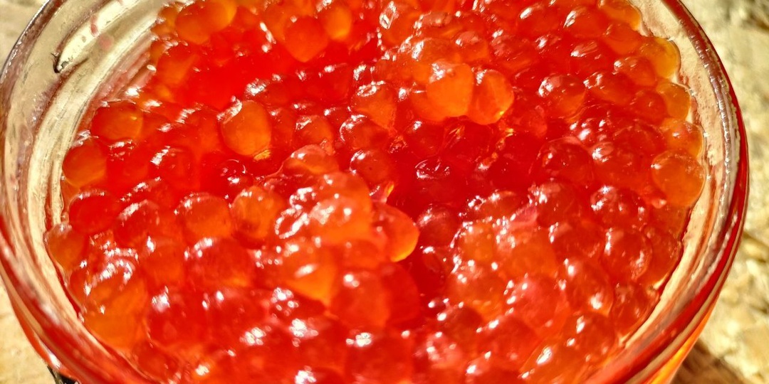 Как проверить красную икру на подлинность и отличить от подделки в домашних условиях