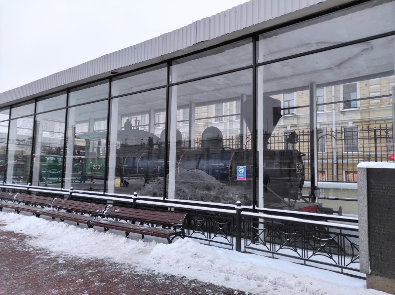 На Финляндском вокзале установлен паровоз дедушки Ленина, на котором тот сначала бежал в Разлив, а потом вернулся в Петроград делать революцию. После распада Российской империи паровоз оказался в Финляндии и был передан в дар СССР в 1950-е гг.