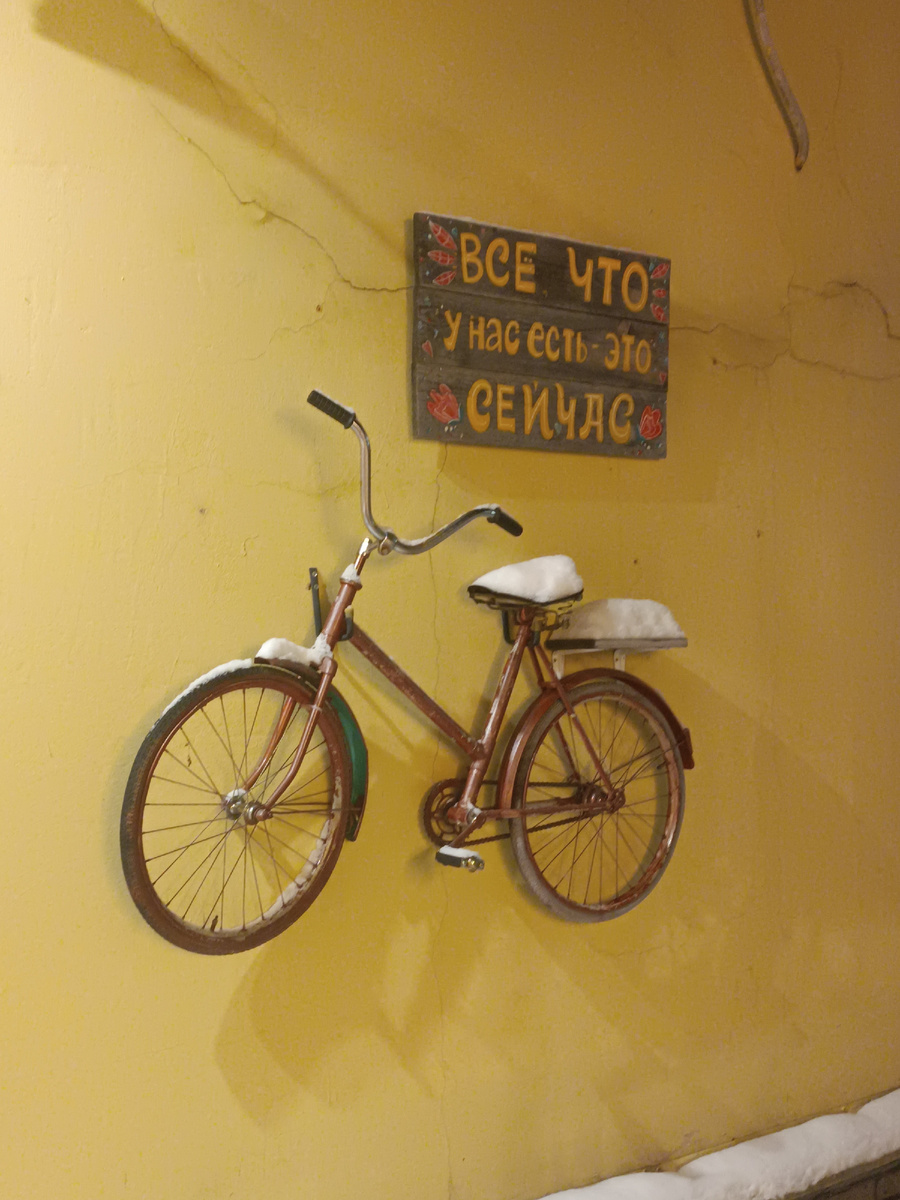 Интересное оформление уже на входе заведения 