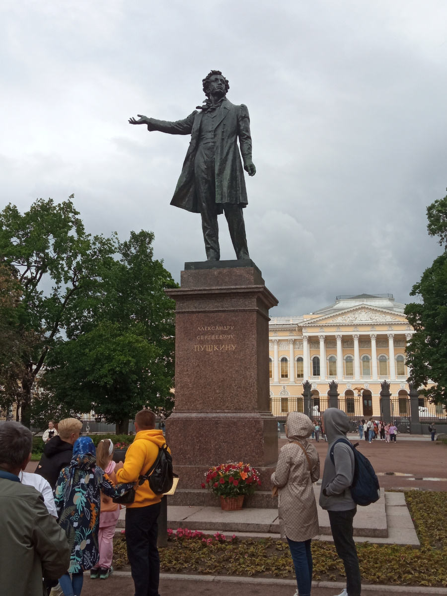 Начнём нашу прогулку с памятника А. С. Пушкина, который установили в 1957 году на площади Искусств к 250-летию Ленинграда