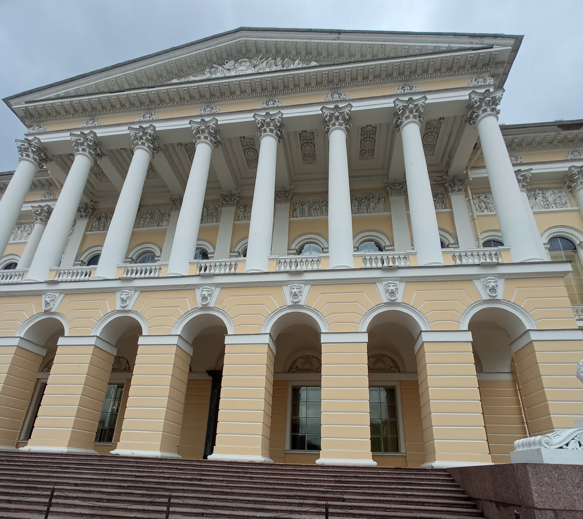 Сразу за памятником Михайловский дворец, и по совместительству главный штаб Русского музея