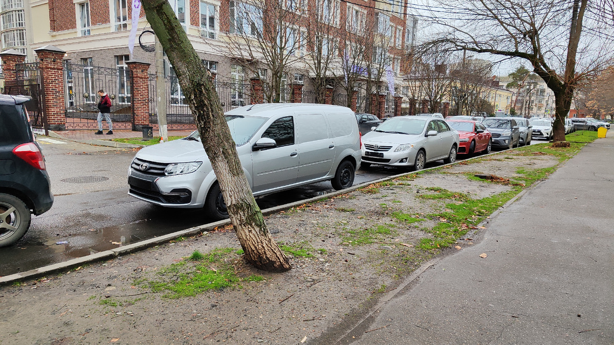 В рядок стоят машины без номеров