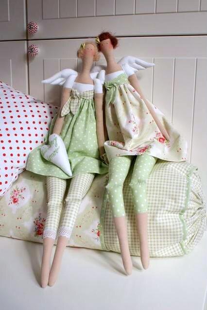 Кукла Тильда представляет собой тряпичную игрушку, созданную по достаточно простой схеме выкройки. У Тильды обычно длинные руки и ноги, небольшая голова и довольно крупное туловище. Для ее изготовления в классическом решении используют темную ткань приглушенных оттенков бежевого.