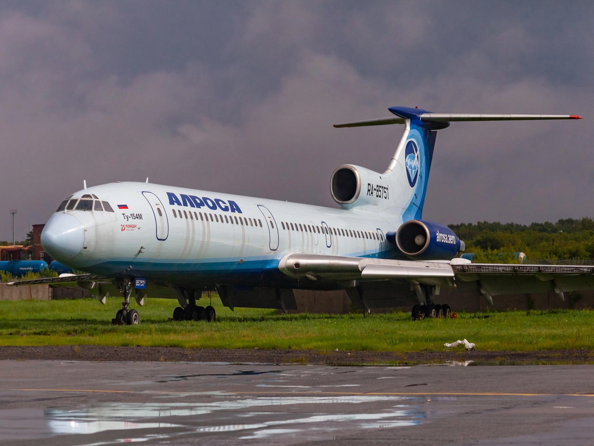 Школьник забрался в шасси ТУ-154М (на фото именно эта модель самолета). Источник: Евгений Лебедев