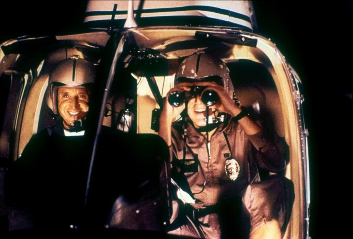 Лайменгуд наблюдает за красоткой...